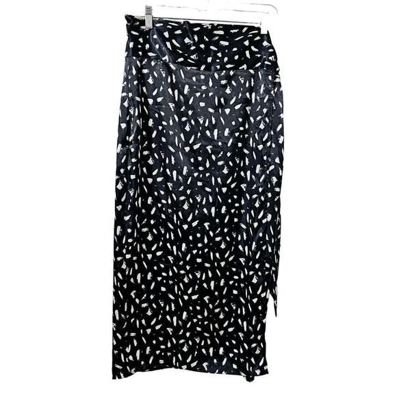 VICI Extra Large Wrap midi Skirts with tieup side accent. Blackcream geometric. - Picture 1 of 9